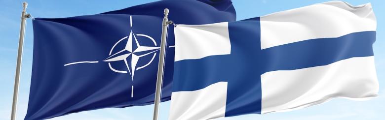 Drapeaux de la Finlande et de l'OTAN.