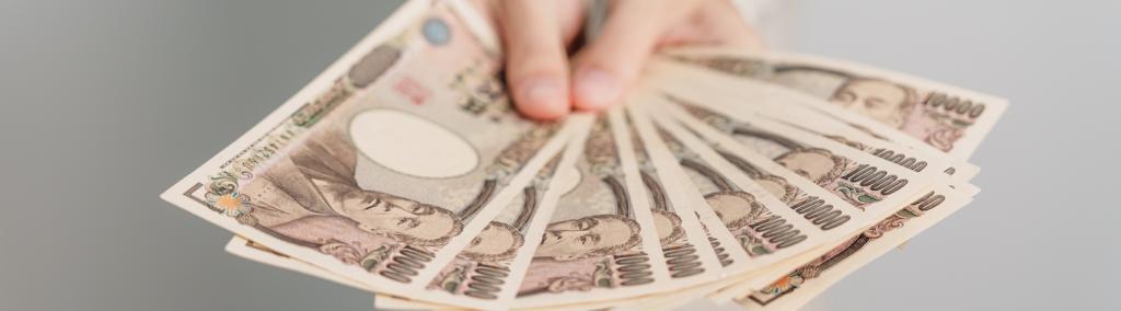 Woman hands holding yen banknotes