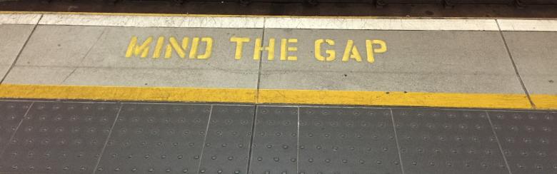 Photo of the "mind the gap" sign at the subway