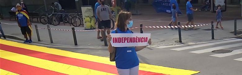 Photo of a woman holding a sign. Credits to Joan Brucet